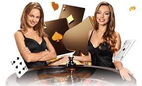 Live Casino Baccarat Roulette Dealer နှင့် Slots ကစားနေသောမြင်ကွင်း